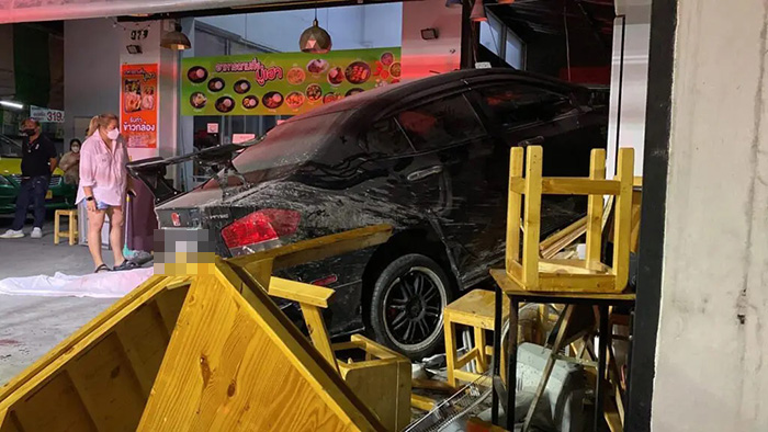 นั่งกินข้าวอยู่ดี ๆ เจอรถพุ่งชนร้าน ลูกค้าตาย 