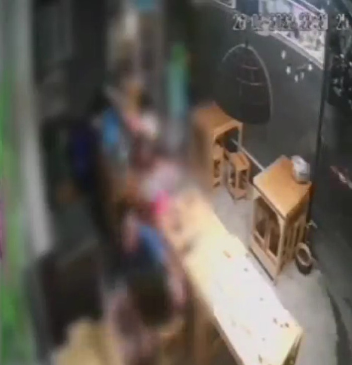 นั่งกินข้าวอยู่ดี ๆ เจอรถพุ่งชนร้าน ลูกค้าตาย 