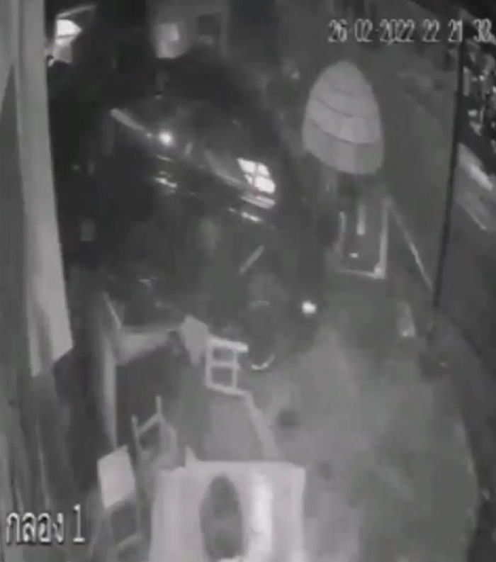 นั่งกินข้าวอยู่ดี ๆ เจอรถพุ่งชนร้าน ลูกค้าตาย 