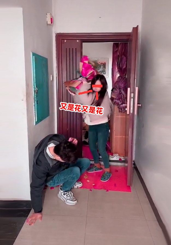 หนุ่มหอบช่อดอกไม้ คุกเข่าสารภาพรักถึงหน้าประตู