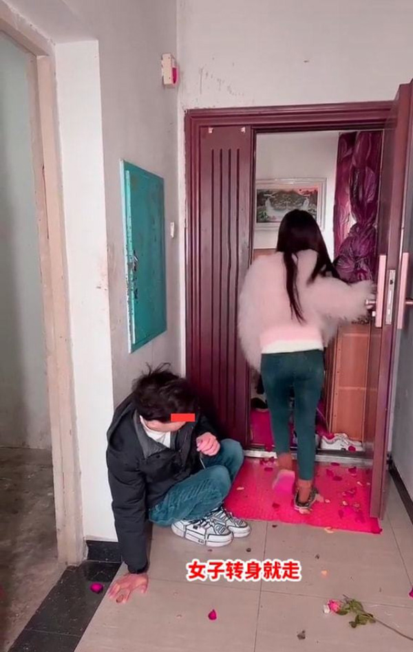 หนุ่มหอบช่อดอกไม้ คุกเข่าสารภาพรักถึงหน้าประตู