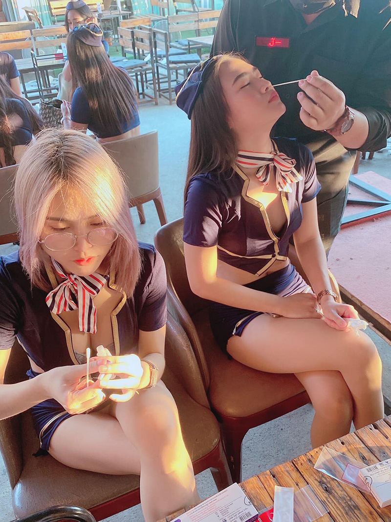 ร้านเหล้าโพสต์ภาพแหย่จมูกตรวจ ATK สาวเสิร์ฟ