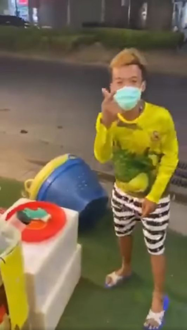 หนุ่มทดสอบโหม่งทุเรียน