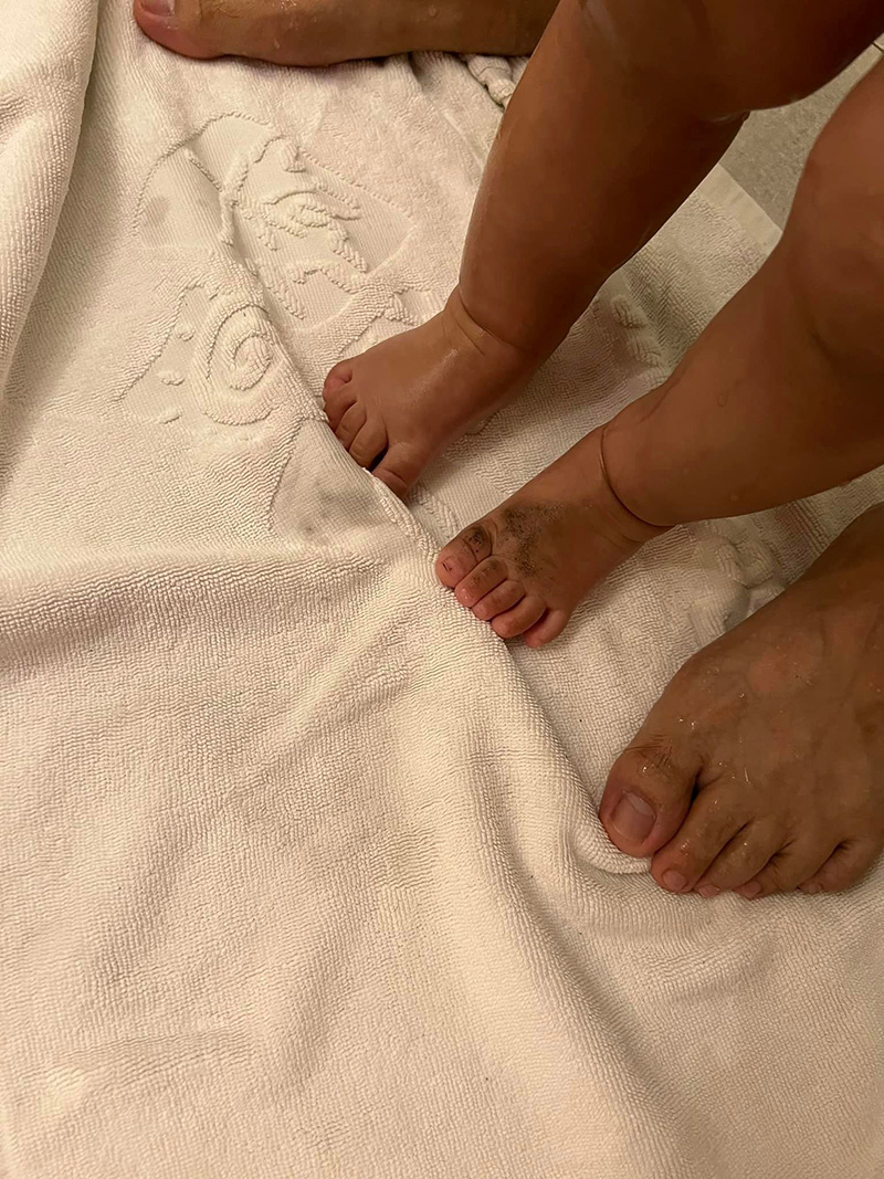 ครอบครัวพักโรงแรม ลูกน้อยหยิบของมาเล่น