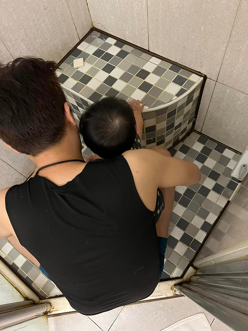 ครอบครัวพักโรงแรม ลูกน้อยหยิบของมาเล่น