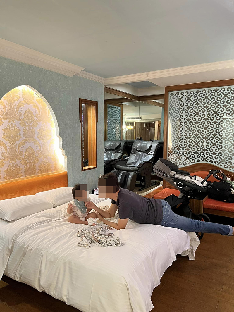 ครอบครัวพักโรงแรม ลูกน้อยหยิบของมาเล่น