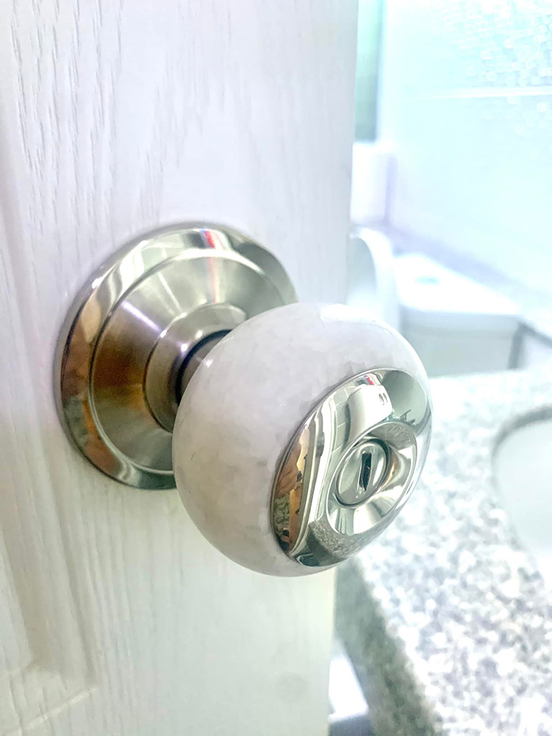 สาวลูกบิดติดถูกขังในห้องน้ำ 3 ชั่วโมงออกไม่ได้