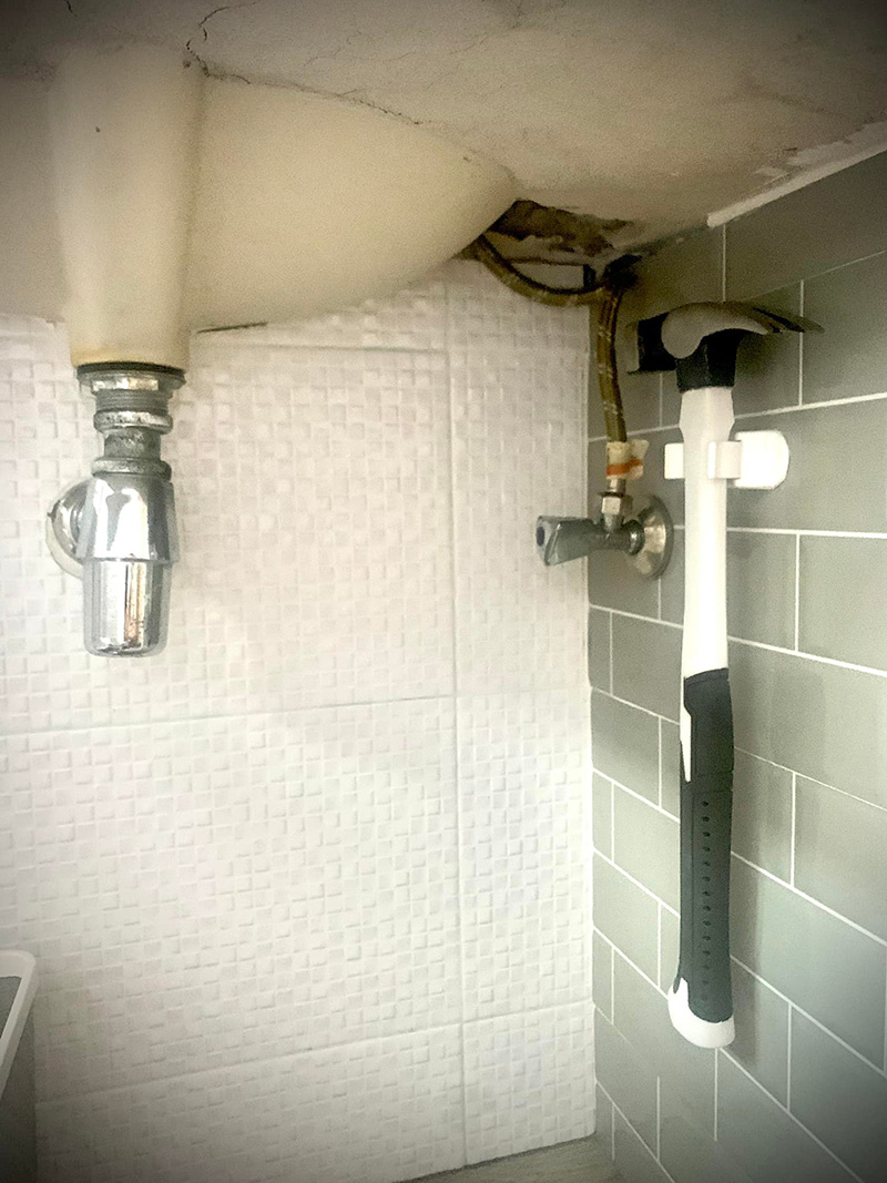 สาวลูกบิดติดถูกขังในห้องน้ำ 3 ชั่วโมงออกไม่ได้