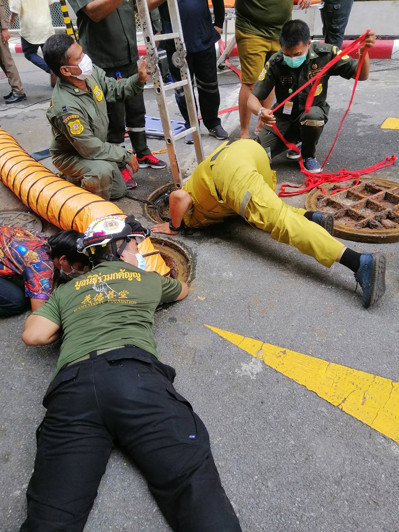 4 คนงานตกท่อกลางกรุง 