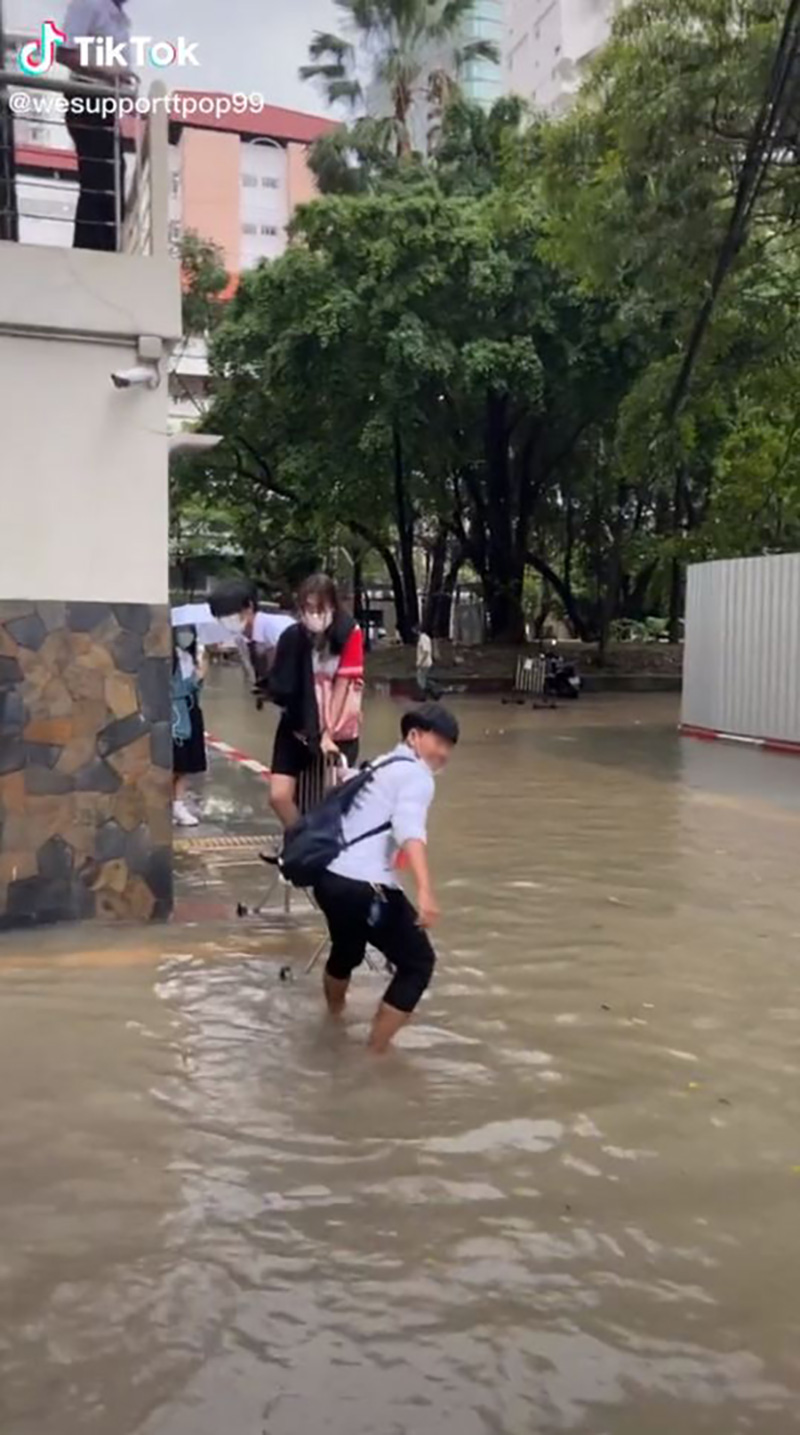 ไวรัล มศว น้ำท่วม นศ. กลัวเพื่อนเปียก