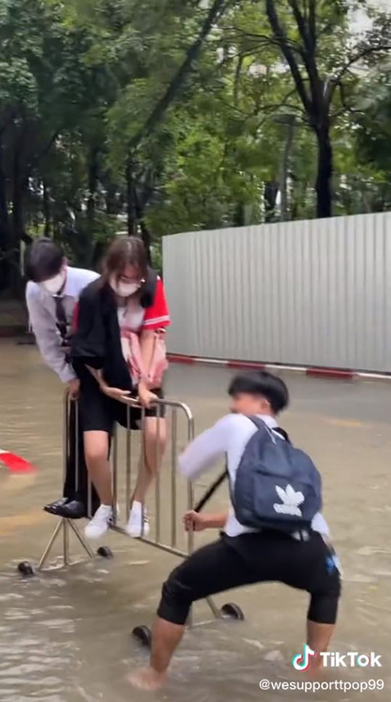 ไวรัล มศว น้ำท่วม นศ. กลัวเพื่อนเปียก