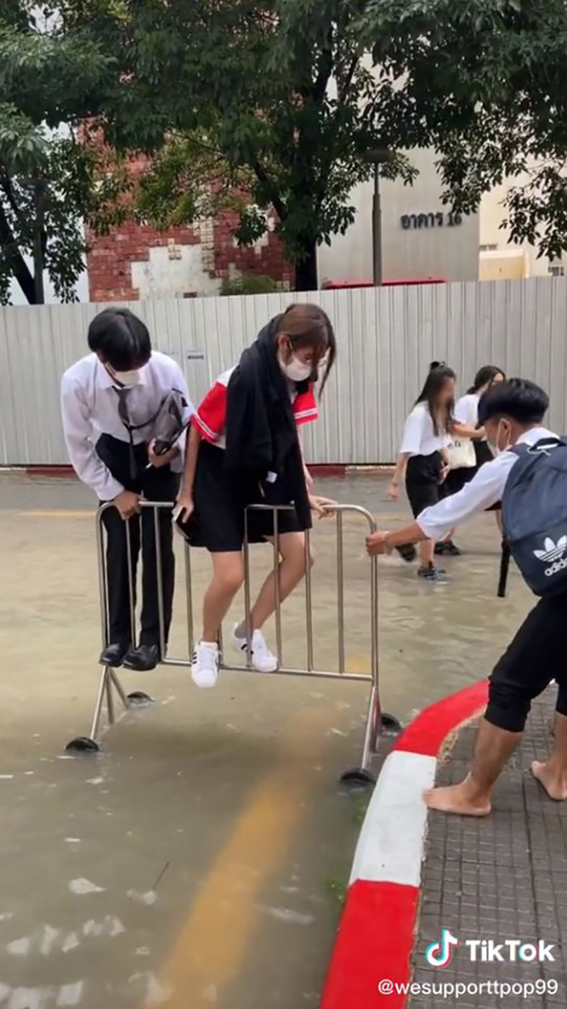 ไวรัล มศว น้ำท่วม นศ. กลัวเพื่อนเปียก
