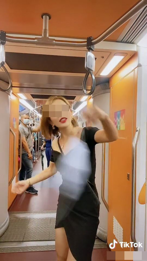 ฉะเละ สาวญี่ปุ่นถอดแมสก์ ยืนเต้นบนรถไฟฟ้า 