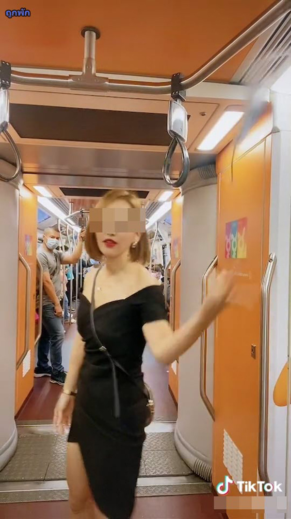 ฉะเละ สาวญี่ปุ่นถอดแมสก์ ยืนเต้นบนรถไฟฟ้า 