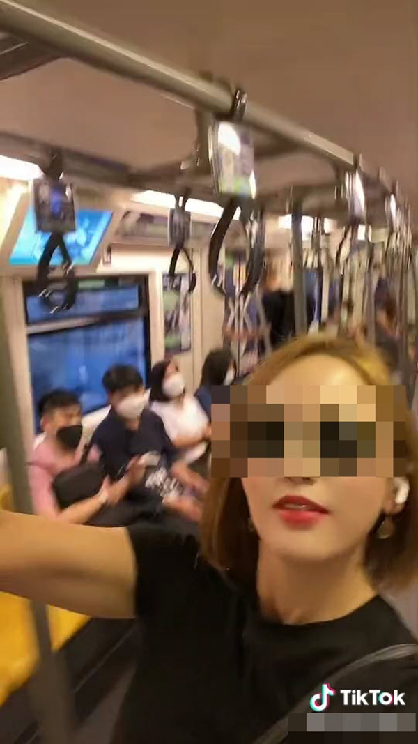 ฉะเละ สาวญี่ปุ่นถอดแมสก์ ยืนเต้นบนรถไฟฟ้า 