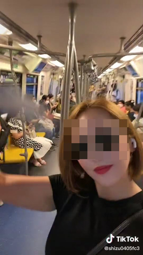 ฉะเละ สาวญี่ปุ่นถอดแมสก์ ยืนเต้นบนรถไฟฟ้า 