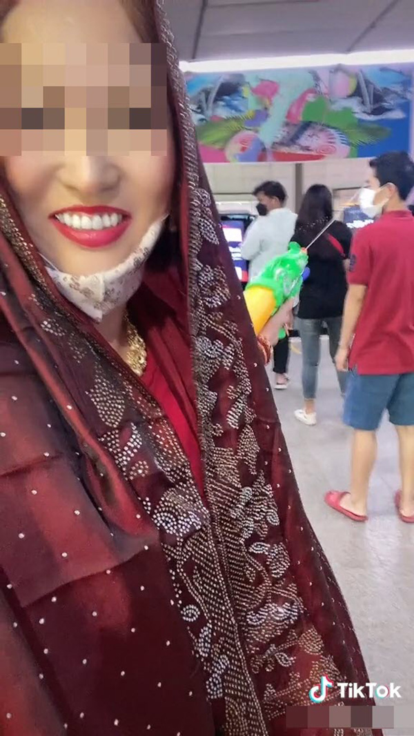 ฉะเละ สาวญี่ปุ่นถอดแมสก์ ยืนเต้นบนรถไฟฟ้า 