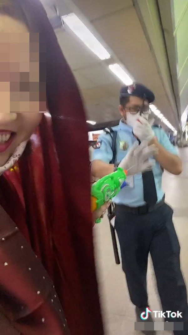 ฉะเละ สาวญี่ปุ่นถอดแมสก์ ยืนเต้นบนรถไฟฟ้า 