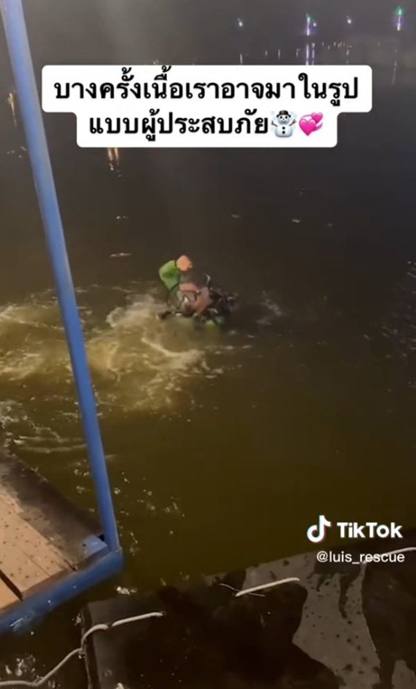 นักประดาน้ำช่วยงมหามือถือให้สาว จากผู้ประสบภัยกลายเป็นแฟน