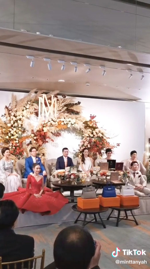 งานแต่งสุดปัง สินสอดเป็นกระเป๋า Hermes 