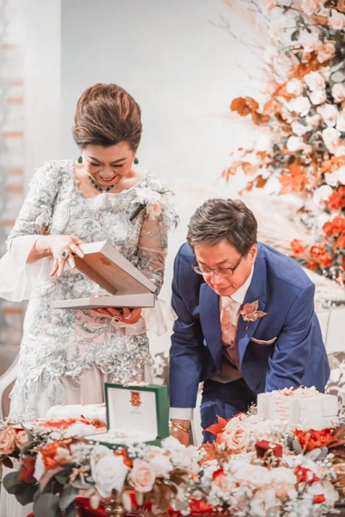 งานแต่งสุดปัง สินสอดเป็นกระเป๋า Hermes 