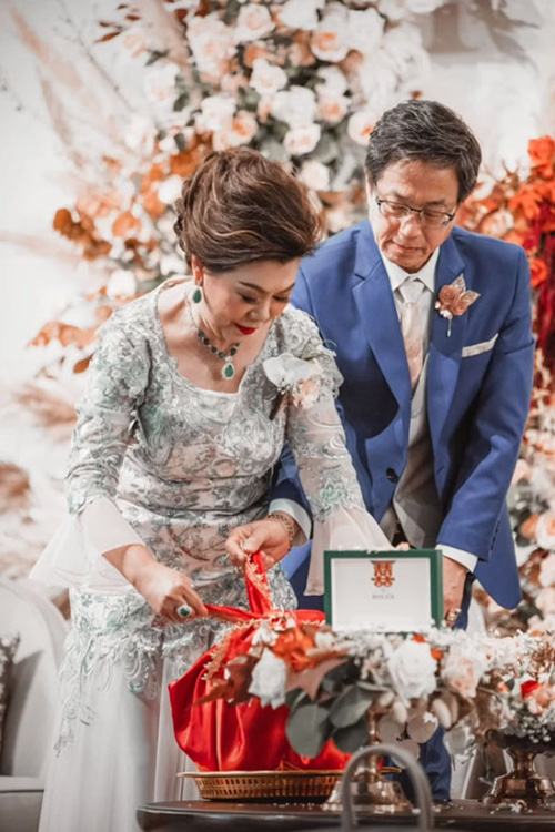 งานแต่งสุดปัง สินสอดเป็นกระเป๋า Hermes 