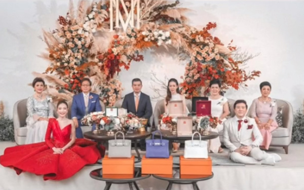 งานแต่งสุดปัง สินสอดเป็นกระเป๋า Hermes 