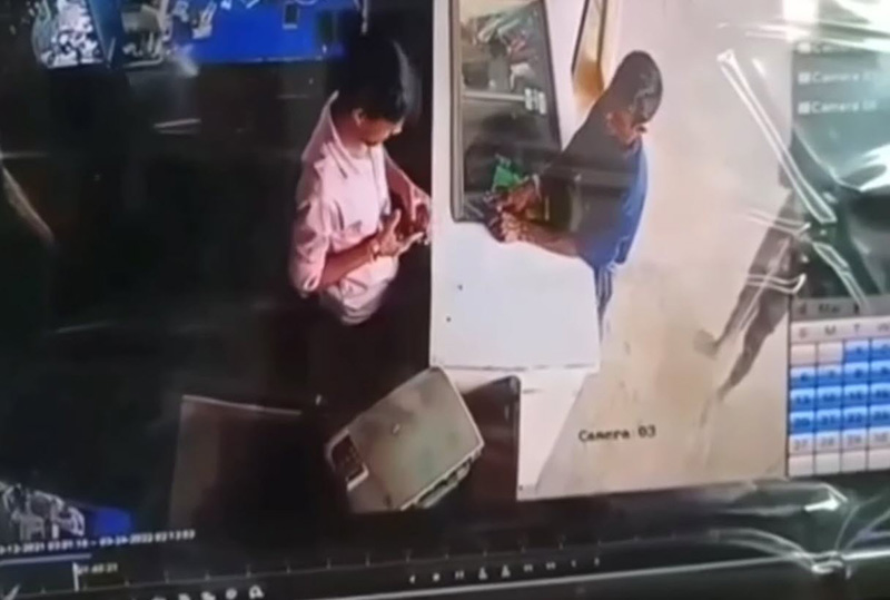 ช่างมือถือแกะเครื่องซ่อม จู่ ๆ ระเบิดบึ้มคามือ