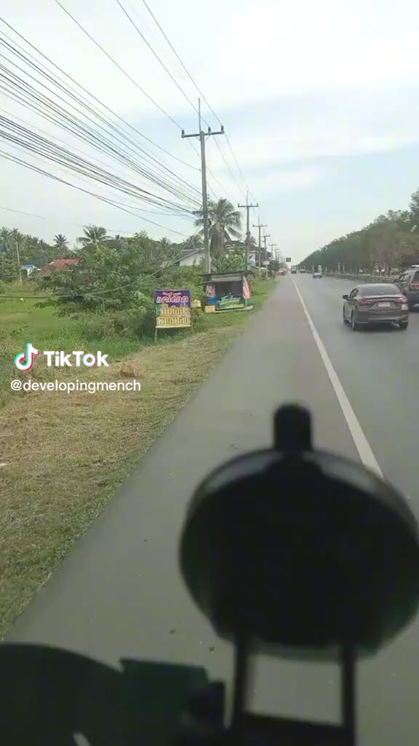 หนุ่มขับสิบล้อ แวะซื้อพวงมาลัยริมทาง สะดุดความน่ารักแม่ค้าสาว