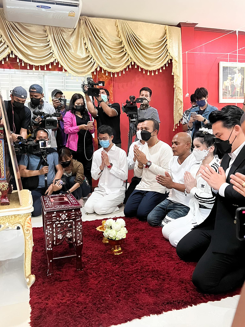 หมอปลา ขอขมาหน้ารูปหลวงปู่แสง