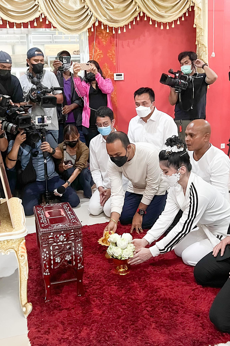 หมอปลา ขอขมาหน้ารูปหลวงปู่แสง