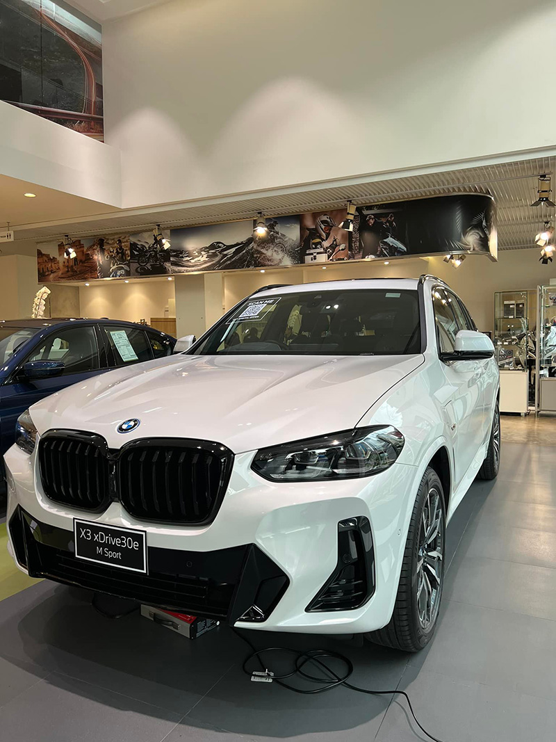 แพรรี่ ไพรวัลย์ หอบเงินสดถอยรถหรูป้ายแดง 