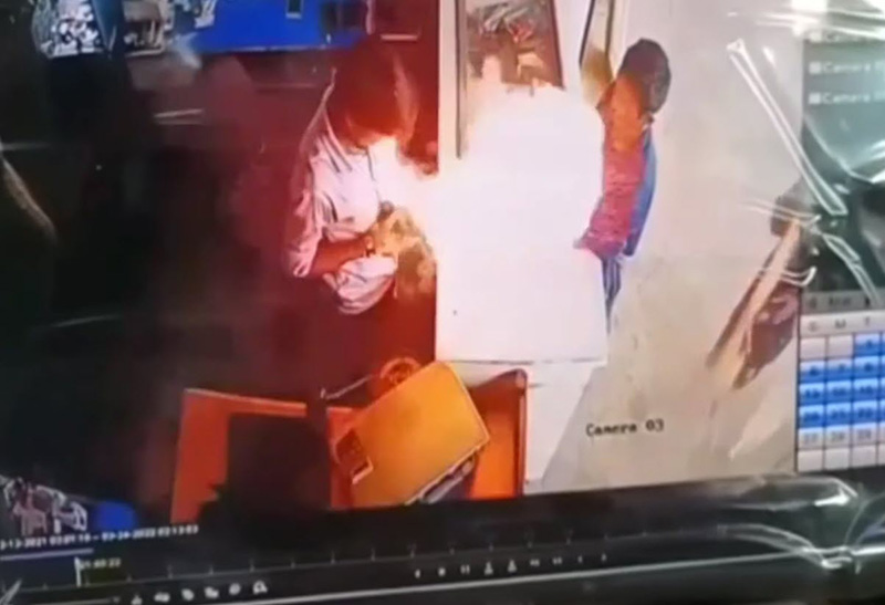 ช่างมือถือแกะเครื่องซ่อม จู่ ๆ ระเบิดบึ้มคามือ