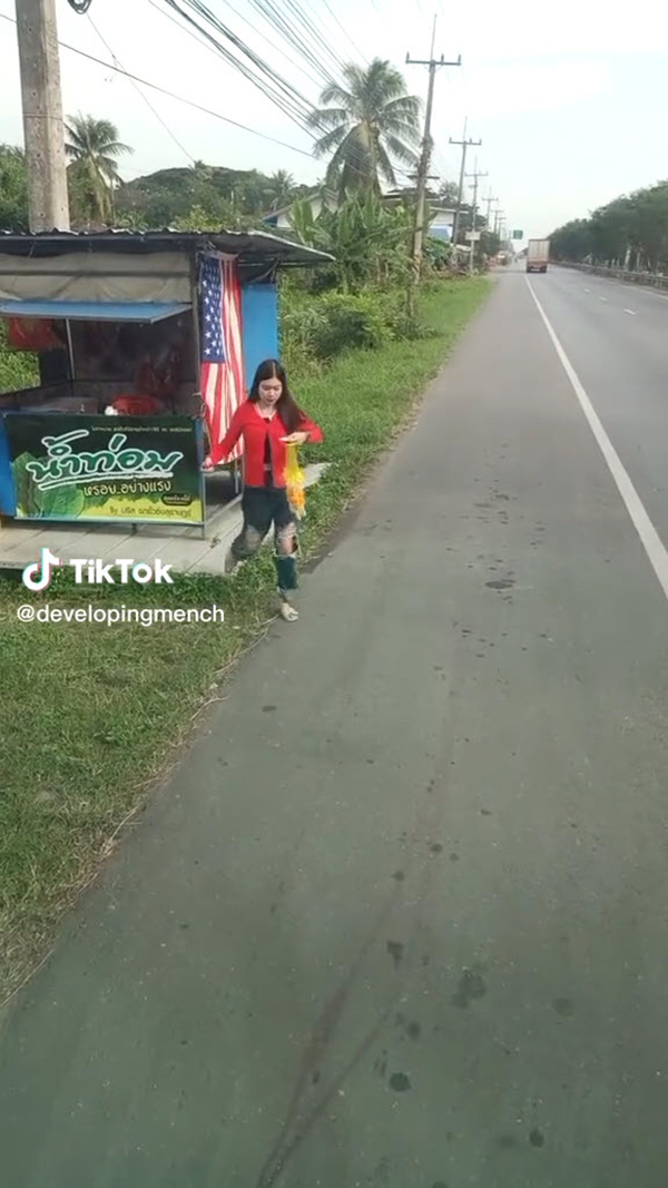 คอมหนุ่มขับสิบล้อ แวะซื้อพวงมาลัยริมทาง สะดุดความน่ารักแม่ค้าสาวเมนต์