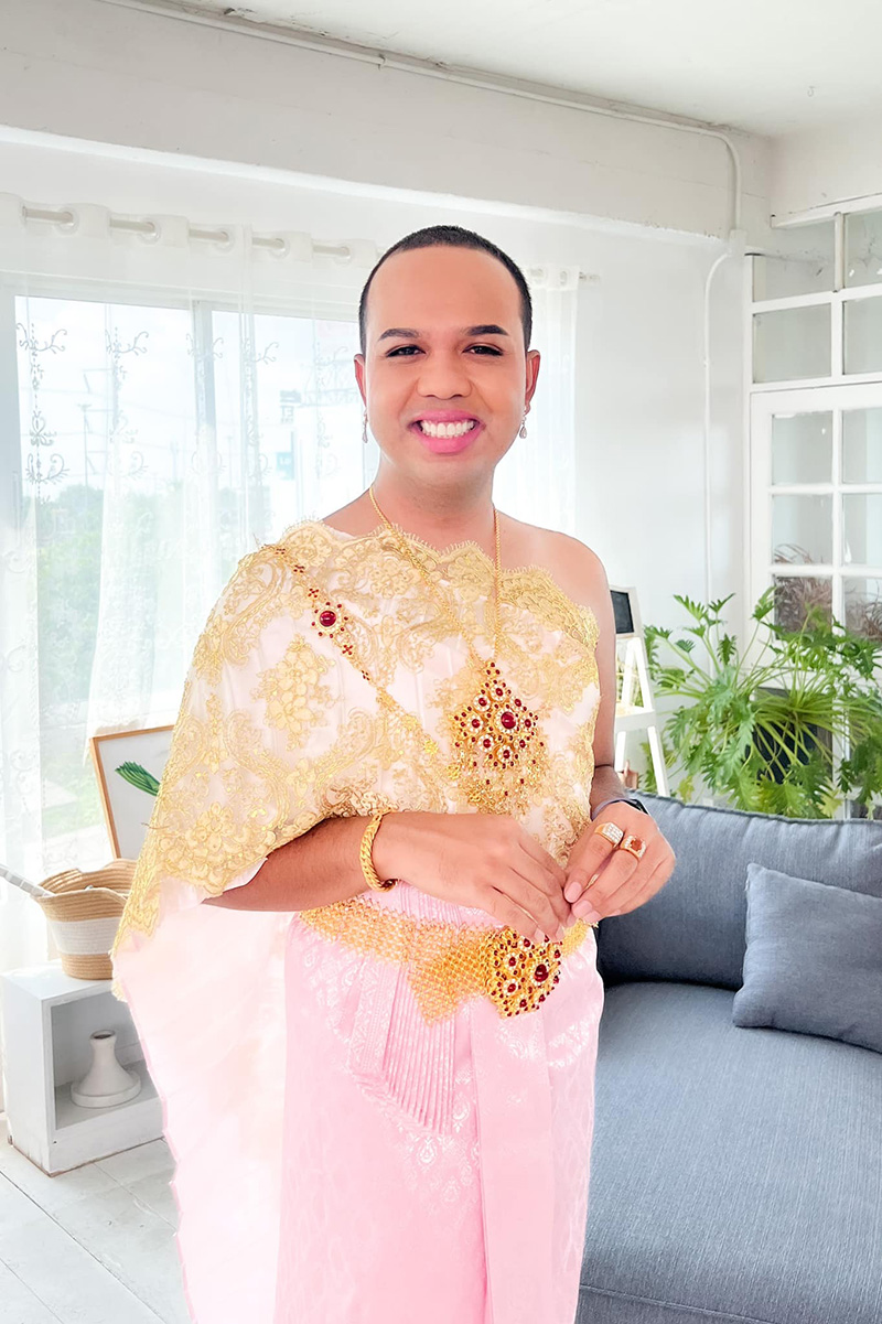 แพรรี่ ไพรวัลย์ หอบเงินสดถอยรถหรูป้ายแดง 