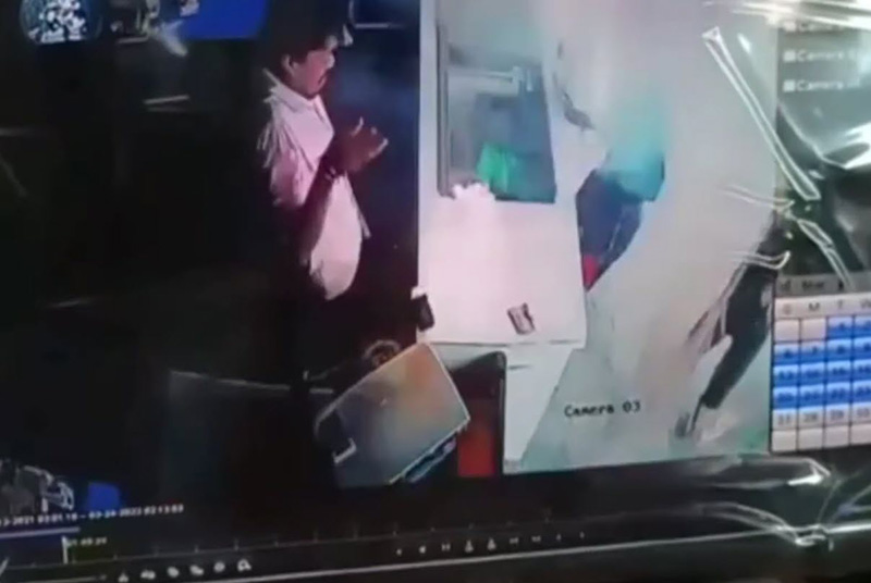 ช่างมือถือแกะเครื่องซ่อม จู่ ๆ ระเบิดบึ้มคามือ