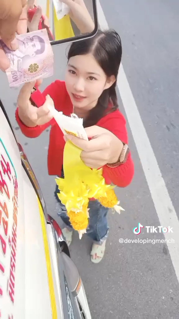 หนุ่มขับสิบล้อ แวะซื้อพวงมาลัยริมทาง สะดุดความน่ารักแม่ค้าสาว