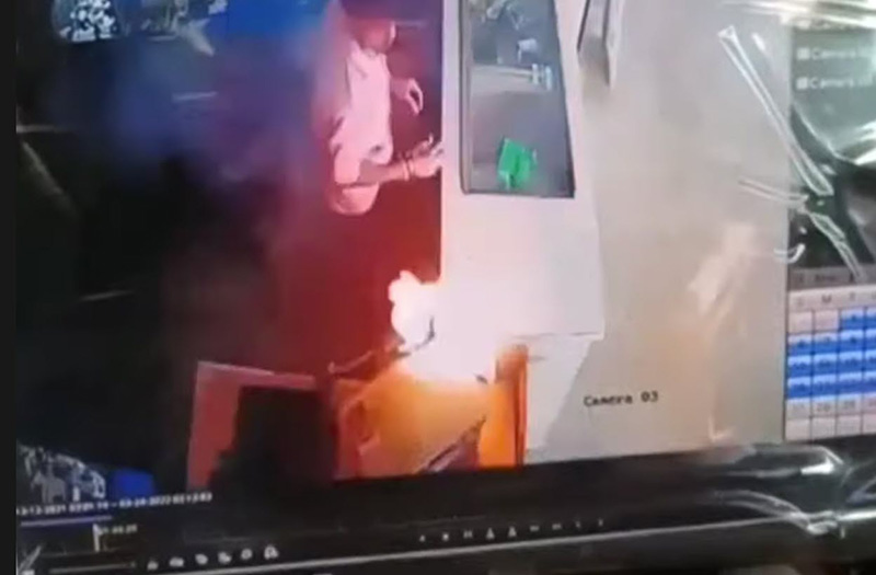 ช่างมือถือแกะเครื่องซ่อม จู่ ๆ ระเบิดบึ้มคามือ