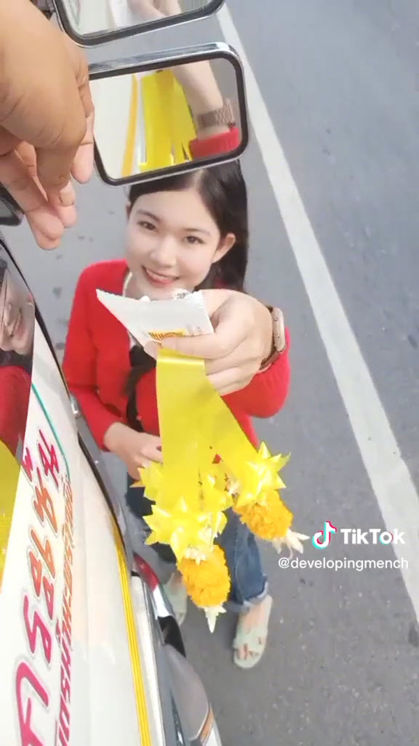 หนุ่มขับสิบล้อ แวะซื้อพวงมาลัยริมทาง สะดุดความน่ารักแม่ค้าสาว