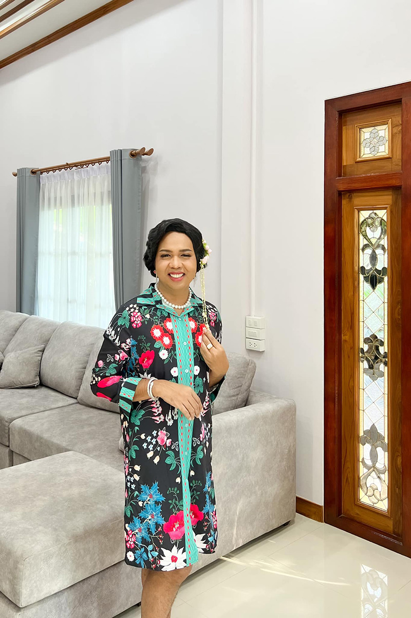 แพรรี่ ไพรวัลย์ หอบเงินสดถอยรถหรูป้ายแดง 