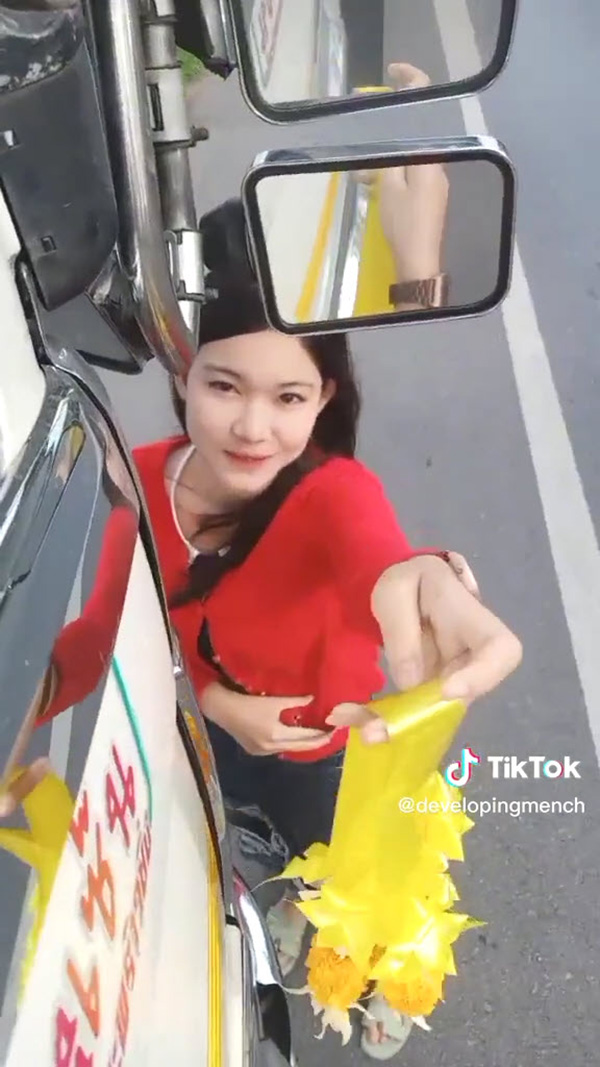 หนุ่มขับสิบล้อ แวะซื้อพวงมาลัยริมทาง สะดุดความน่ารักแม่ค้าสาว