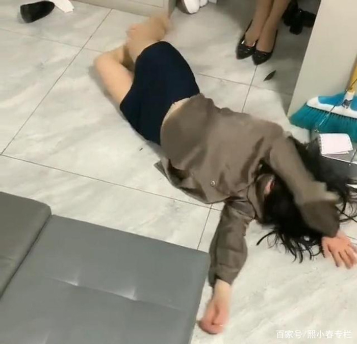 เพื่อนใจเสีย สาวนอนดิ้นพื้น