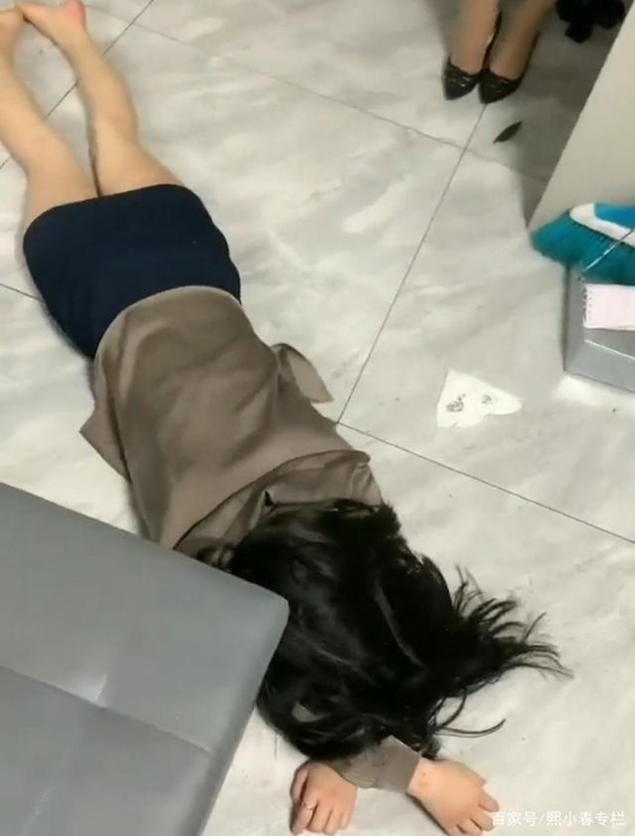 เพื่อนใจเสีย สาวนอนดิ้นพื้น