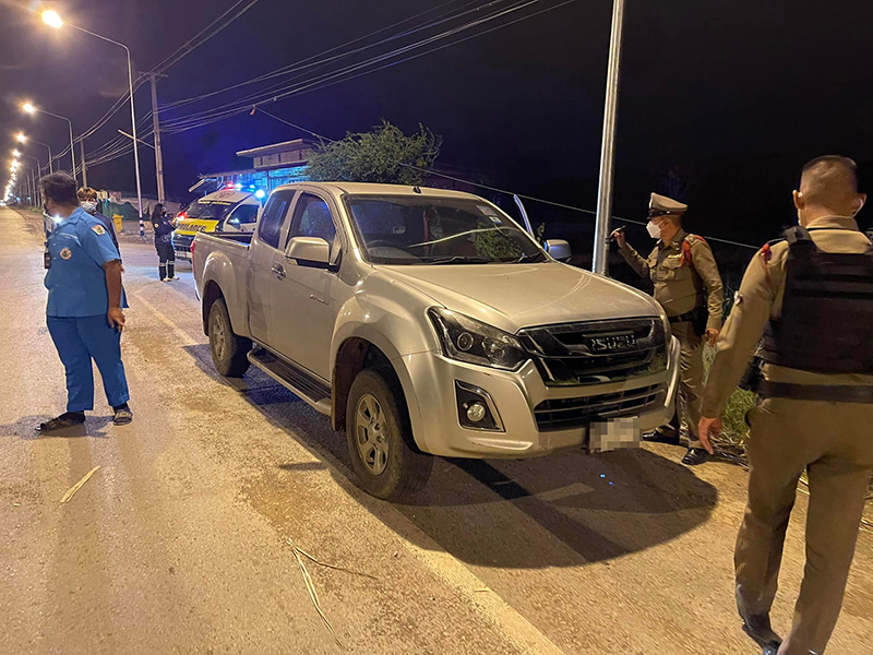 ตำรวจ-กู้ภัย รุดช่วยชายจอดกระบะริมทาง