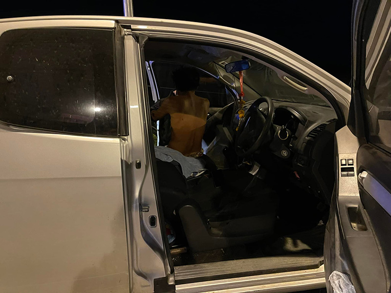 ตำรวจ-กู้ภัย รุดช่วยชายจอดกระบะริมทาง