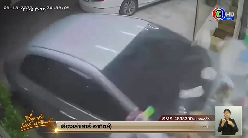 เก๋งเข้าเกียร์ผิด พุ่งชนร้านขายยาพังเละ 