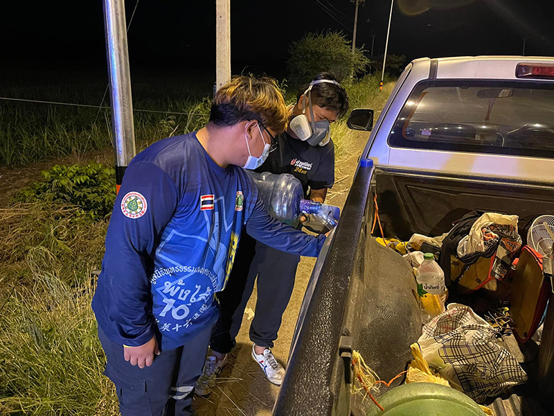 ตำรวจ-กู้ภัย รุดช่วยชายจอดกระบะริมทาง