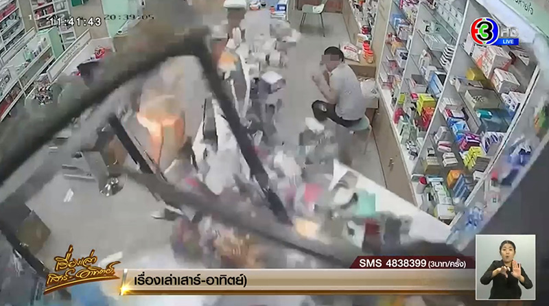 เก๋งเข้าเกียร์ผิด พุ่งชนร้านขายยาพังเละ 