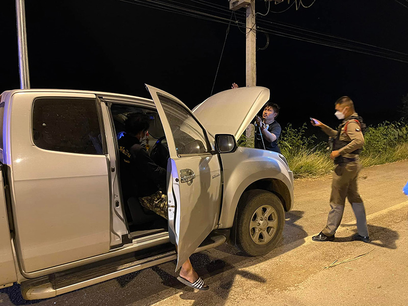 ตำรวจ-กู้ภัย รุดช่วยชายจอดกระบะริมทาง