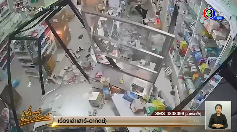 เก๋งเข้าเกียร์ผิด พุ่งชนร้านขายยาพังเละ 
